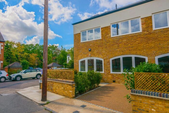 3 Bedroom Mews To Rent In Gloucester Road, Richmond, TW9