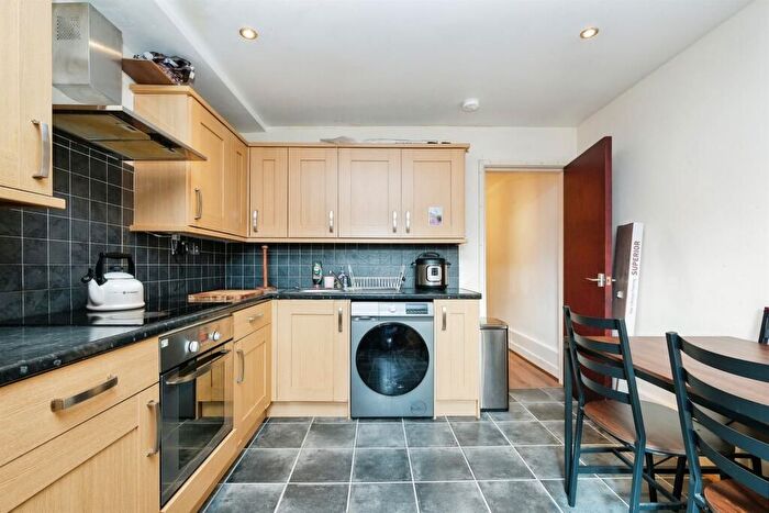 4 Bedroom Flat To Rent In Lyham Road, London, SW2