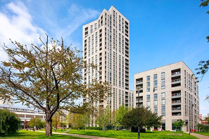 3 Bedroom Flat To Rent In Jacquard Apartments, Wandsworth Exchange, SW18