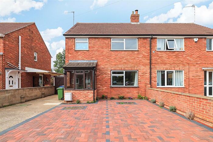 3 Bedroom Semi-Detached House For Sale In Anglers Way, Cambridge, CB4