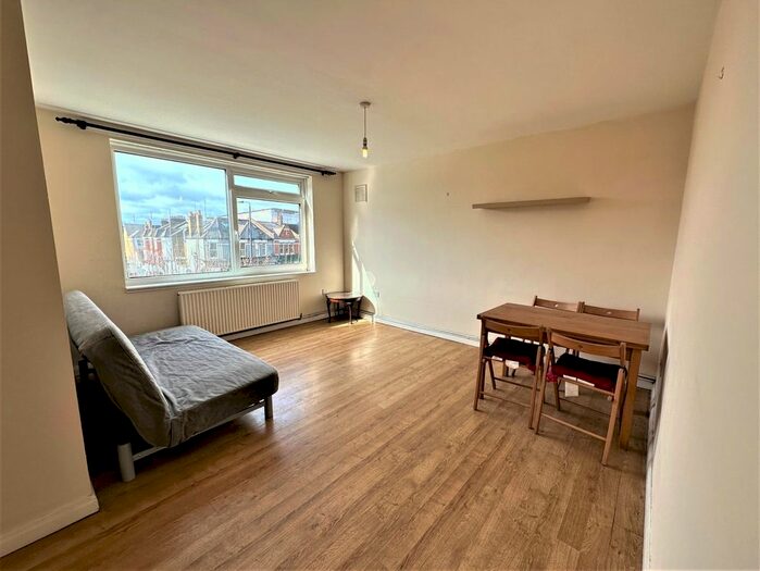 2 Bedroom Flat To Rent In Tooting Bec Road, London, SW17