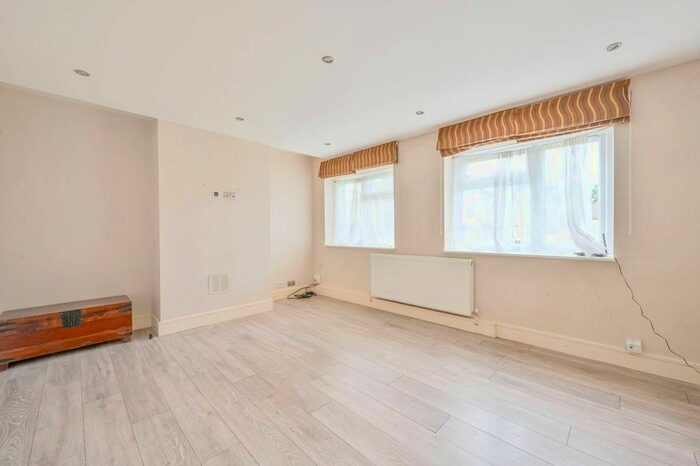 2 Bedroom Flat To Rent In Rosemont Road, Acton, London, W3