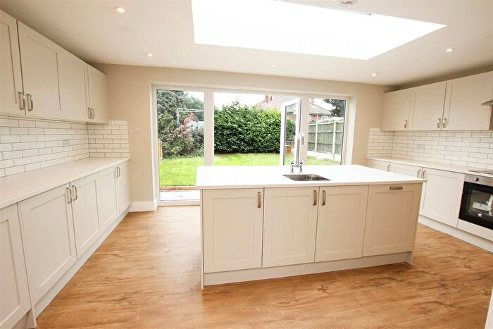 3 Bedroom Semi-Detached House For Sale In Long Edge Lane, Doncaster, DN5