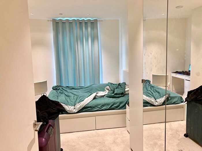 3 Bedroom Flat To Rent In Lockington Road, London, SW8