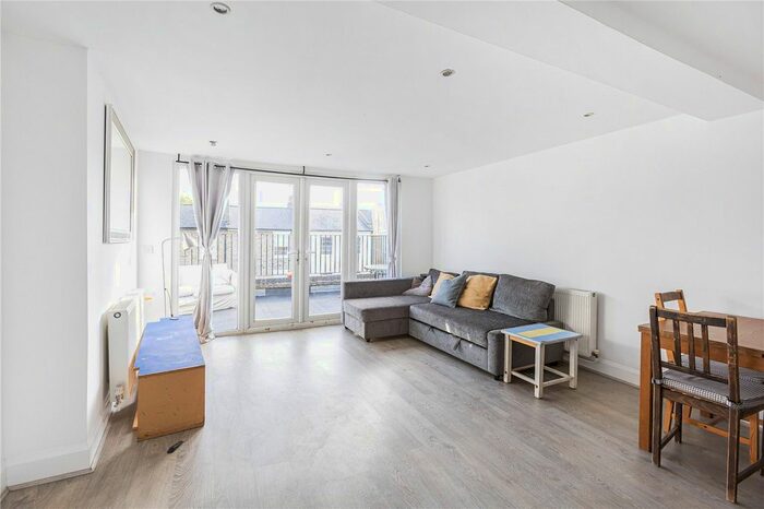3 Bedroom Flat To Rent In Wilton Way, London, Uk, E8