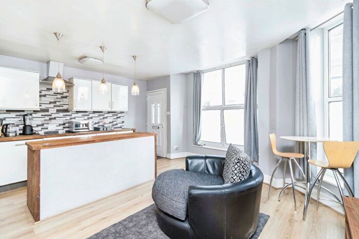 2 Bedroom Flat For Sale In Hele Road, Torquay, TQ2
