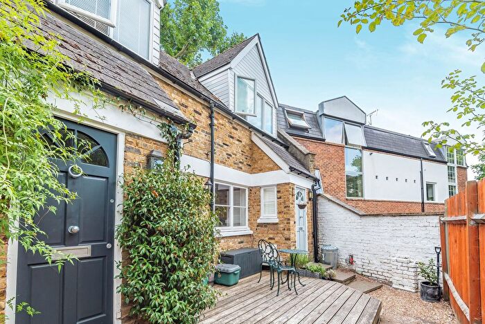 2 Bedroom Property For Sale In Coach House Lane, London, N5