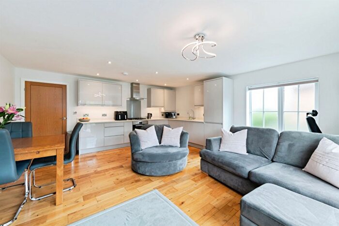 2 Bedroom Flat For Sale In Springfield Close, Salfords, Redhill, RH1