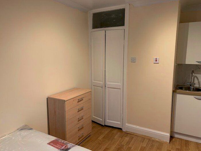 Studio To Rent In Hendon Way, London, NW2