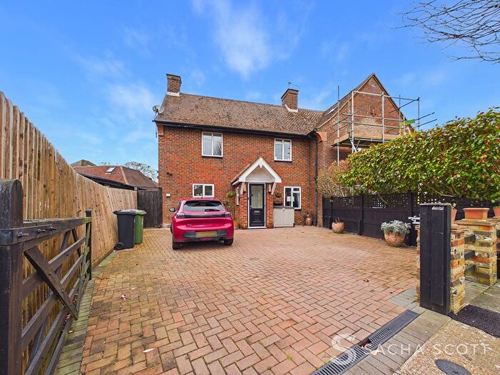 3 Bedroom Semi Detached House For Sale In Yewlands Close, Banstead, SM7