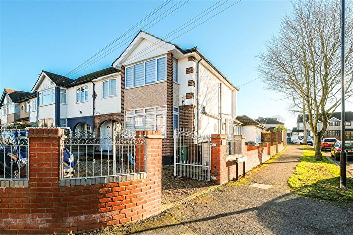 2 Bedroom Flat For Sale In Endlebury Road, North Chingford, E4