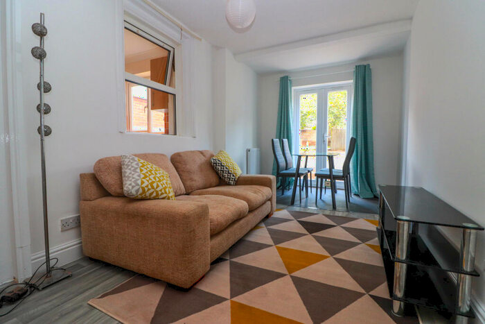 5 Bedroom Semi-Detached House To Rent In Lodge Road, Southampton, SO14