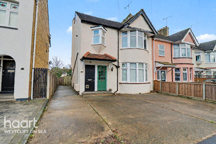 1 Bedroom Flat For Sale In Southsea Avenue, Leigh-On-Sea, SS9