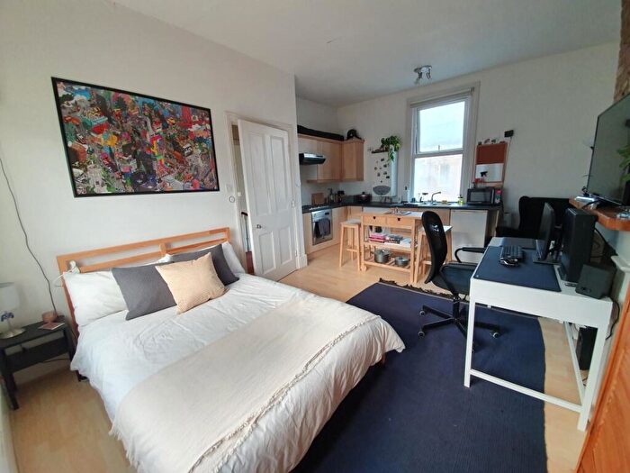 Flat To Rent In Drayton Park, Highbury, N5