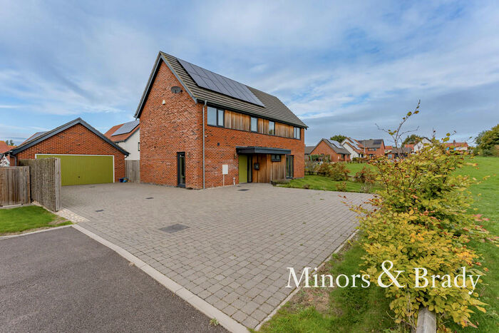 4 Bedroom Detached House For Sale In Barleyfield Road, Hingham, NR9
