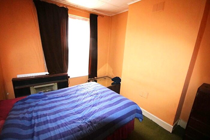 3 Bedroom Terraced House For Sale In Baxendale Street, Bethnal Green, E2