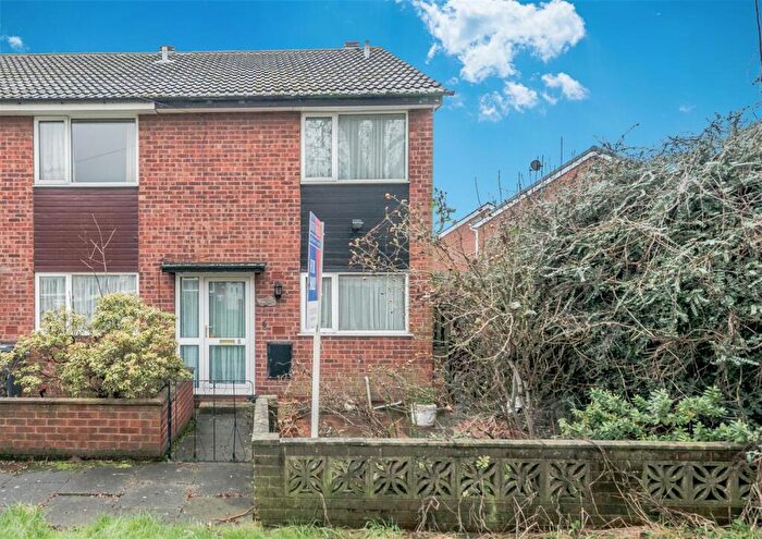 3 Bedroom Town House For Sale In St Bartholomews Close, Leeds, LS12