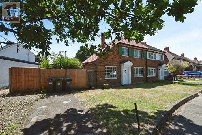 3 Bedroom Semi-Detached House To Rent In Great West Road, Hounslow, TW5