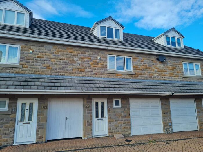 3 Bedroom Town House To Rent In Howden Clough Road, Morley, Leeds, LS27