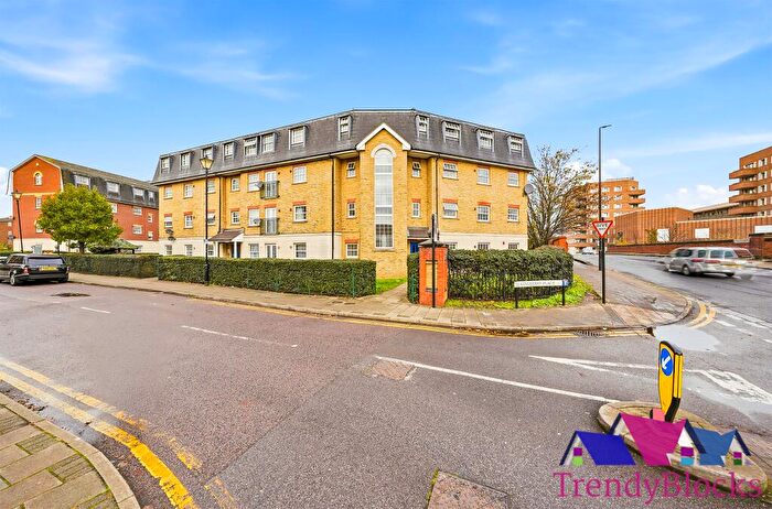 2 Bedroom Flat For Sale In Queensberry Place, London, E12