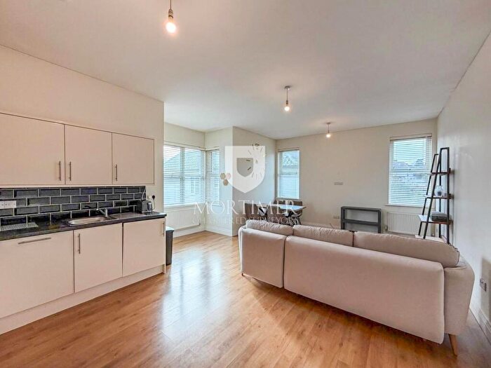 1 Bedroom Apartment To Rent In Green Lanes, Winchmore Hill, London, N21