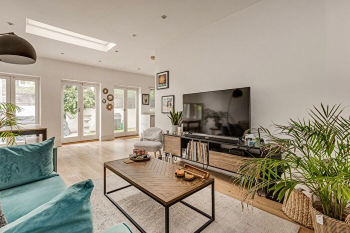 2 Bedroom Flat To Rent In St. Philip Street, Diamond Conservation Area, SW8