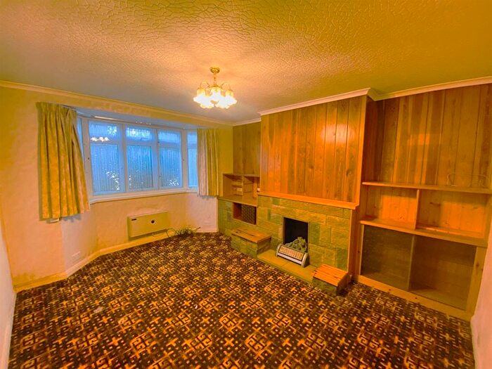 2 Bedroom Maisonette For Sale In Coombe Close, Hounslow, TW3