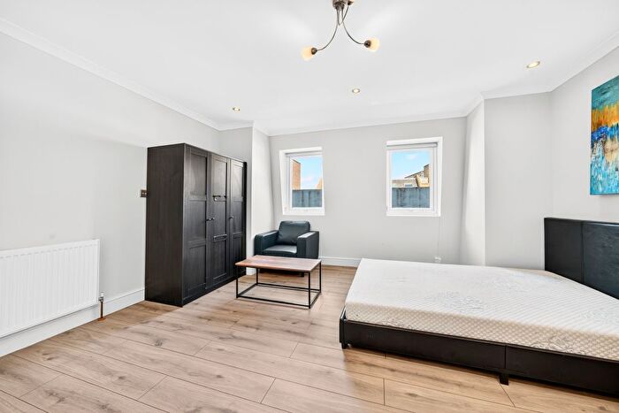 Studio To Rent In Barnett Street, London, E1