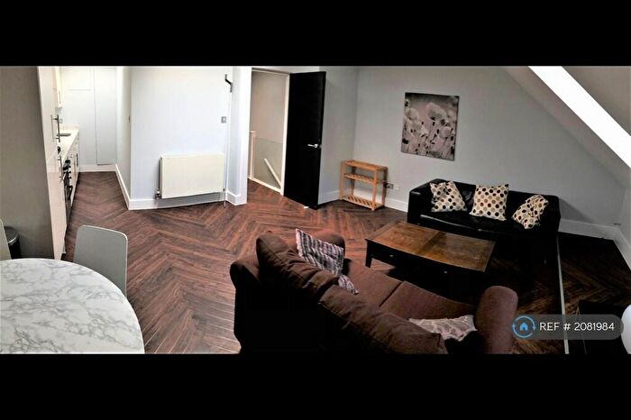 2 Bedroom Flat To Rent In Chestnut Grove, London, SW12