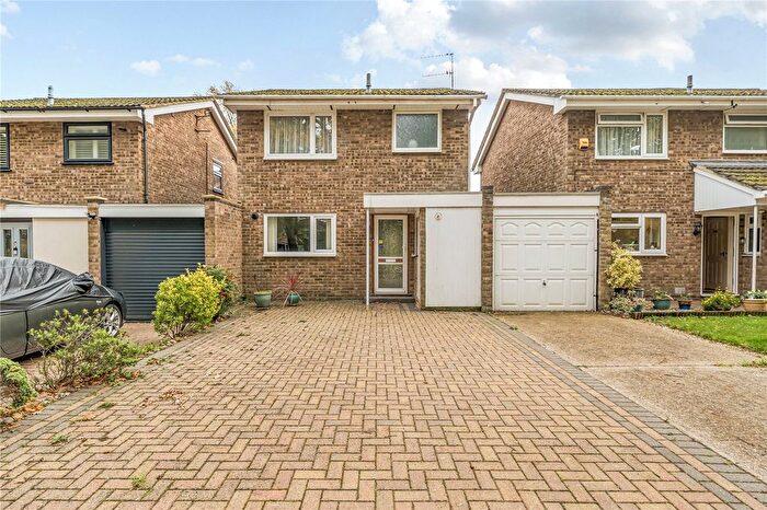 3 Bedroom Link Detached House For Sale In Bishops Wood, Goldsworth Park, Woking, Surrey, GU21