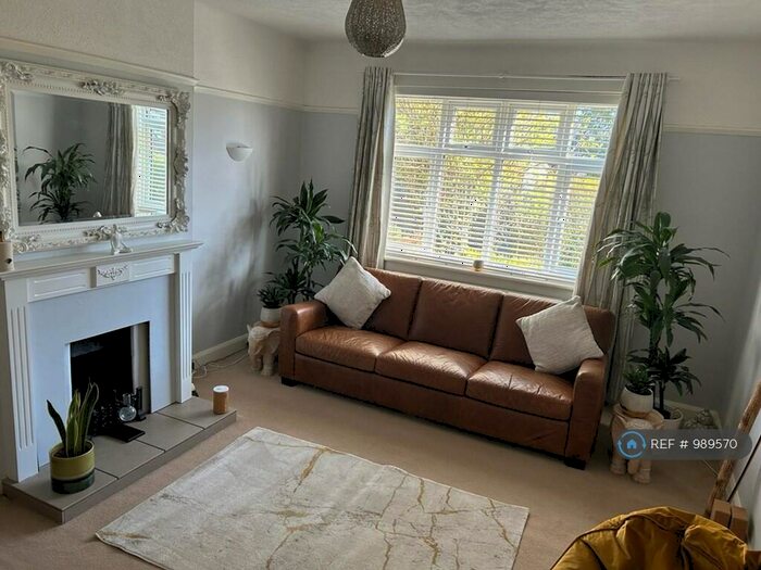 2 Bedroom Maisonette To Rent In Crescent Road, Caterham, CR3