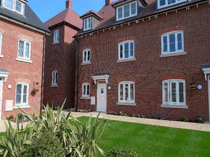 2 Bedroom Flat To Rent In Avian Avenue, Radlett Road, Frogmore, AL2