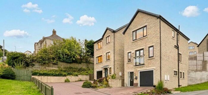 4 Bedroom Detached House For Sale In Rosemeade Court, Huddersfield, HD5