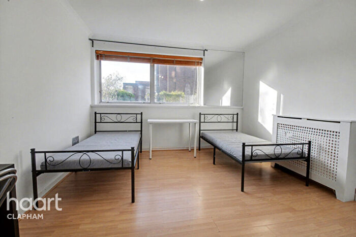 2 Bedroom Apartment To Rent In Parkgate Road, London, SW11