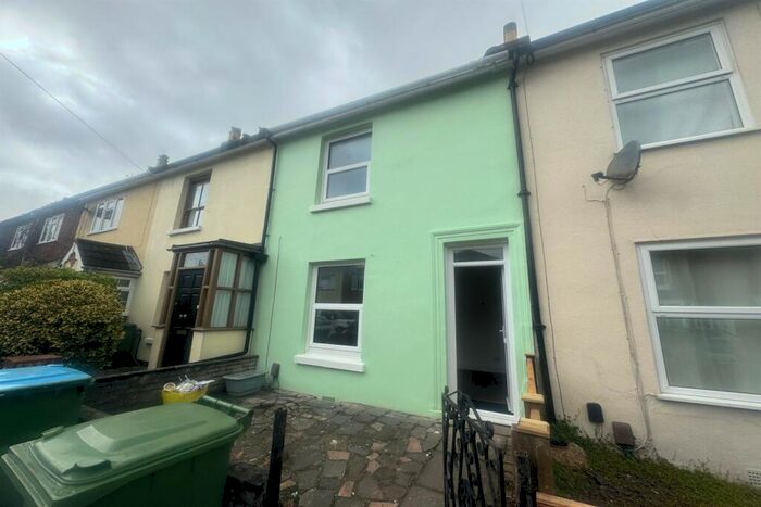 2 Bedroom House To Rent In Queenstown Road, SO15