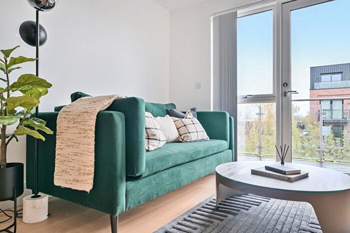 Studio To Rent In Lawrence Road, London, N15