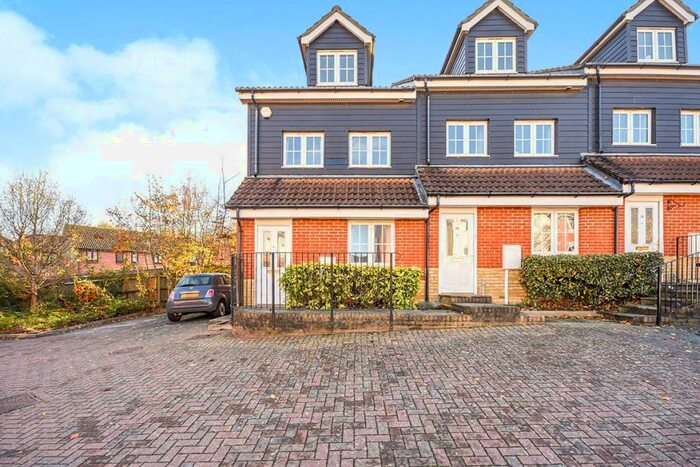 2 Bedroom Flat To Rent In Wharfdale Square, Tovil, Maidstone, Kent, ME15