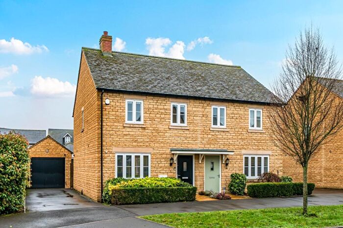 3 Bedroom Semi Detached House For Sale In Tumbler Way, Carterton, OX18