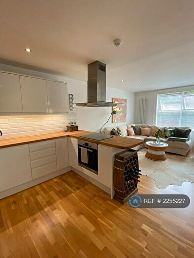 2 Bedroom Flat To Rent In Cavendish Road, Clapham, SW12