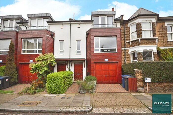 3 Bedroom House For Sale In Lincoln Road, East Finchley, N2