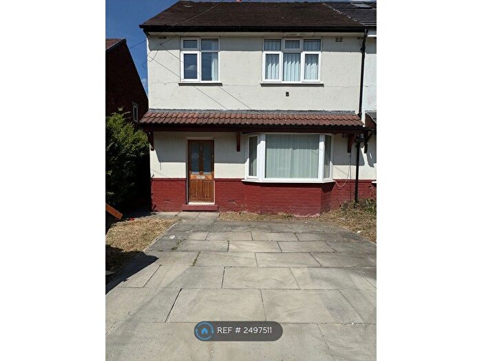 3 Bedroom Semi-Detached House To Rent In Aintree Grove, Stockport, SK3