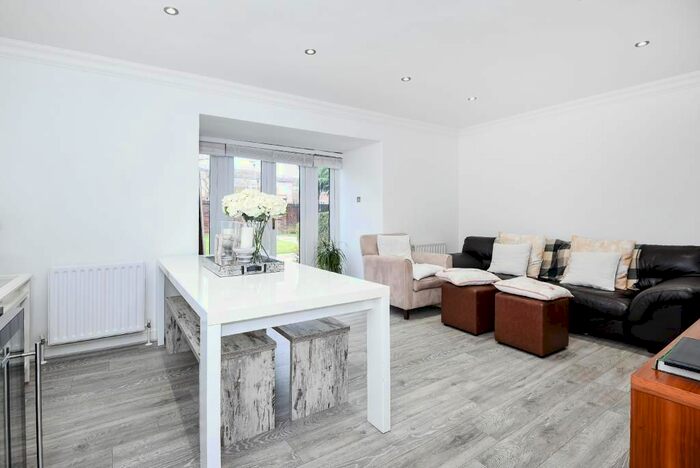 2 Bedroom Flat To Rent In Kewferry Drive, Northwood, HA6