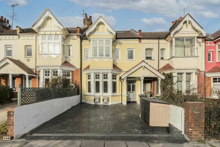 2 Bedroom Flat To Rent In Grantham Road, London, W4