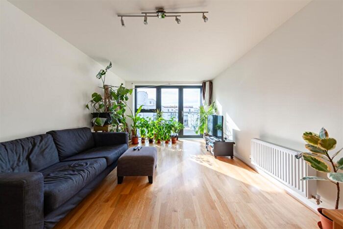 2 Bedroom Apartment To Rent In Hillyfield, Walthamstow, E17