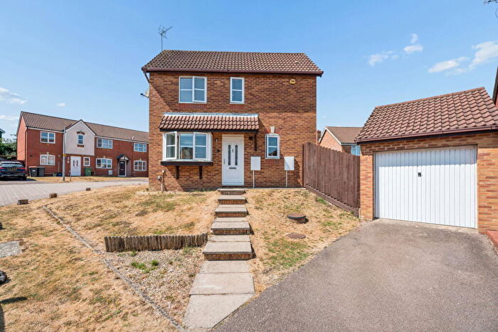 2 Bedroom Semi-Detached House For Sale In Graphic Close, Dunstable, LU6