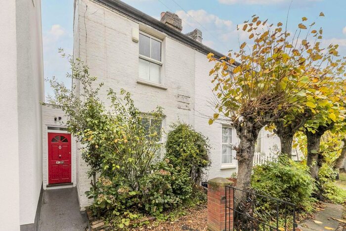3 Bedroom Property To Rent In Wallis's Cottages, London, SW2