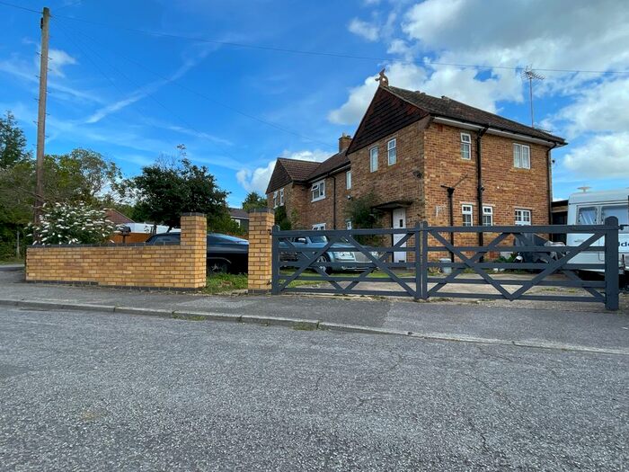 3 Bedroom Semi-Detached House For Sale In Choseley Close, Knowl Hill, Reading, Berkshire, RG10