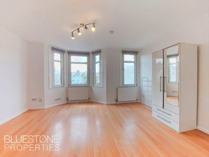 Studio To Rent In Earlsfield Road, London, SW18