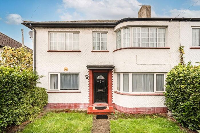 2 Bedroom Flat To Rent In Hexham Gardens, Isleworth, TW7