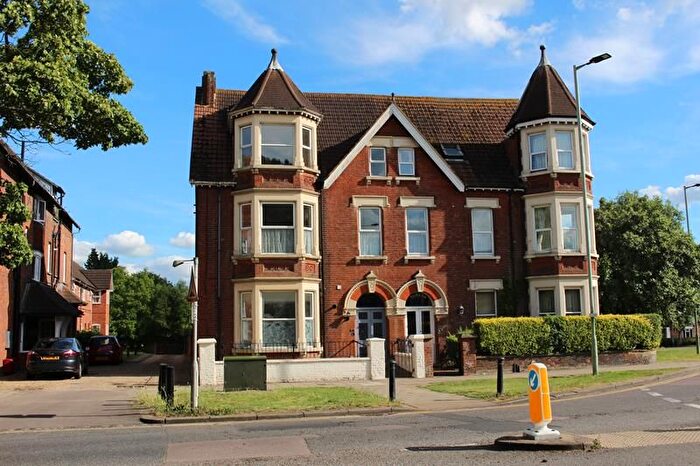 2 Bedroom Terraced House To Rent In Park Avenue, Bedford, MK40